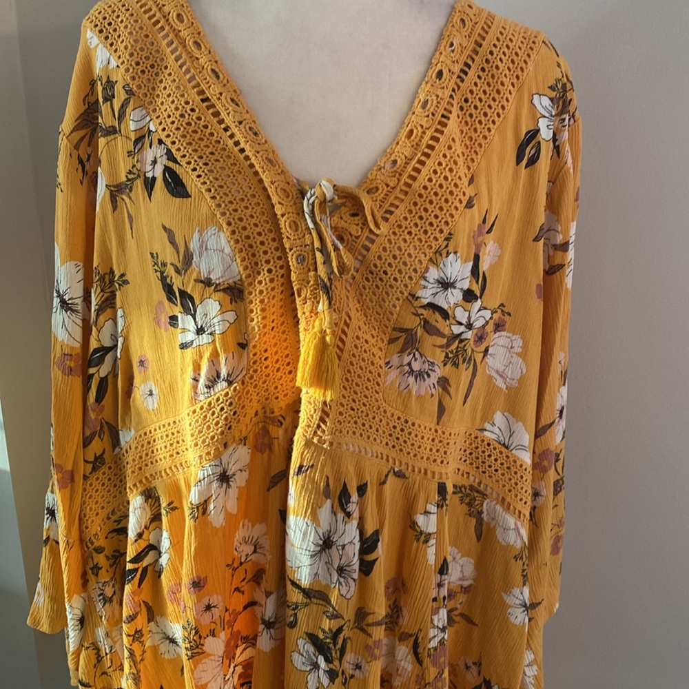 Torrid size 6 top - Picture 2 of 7